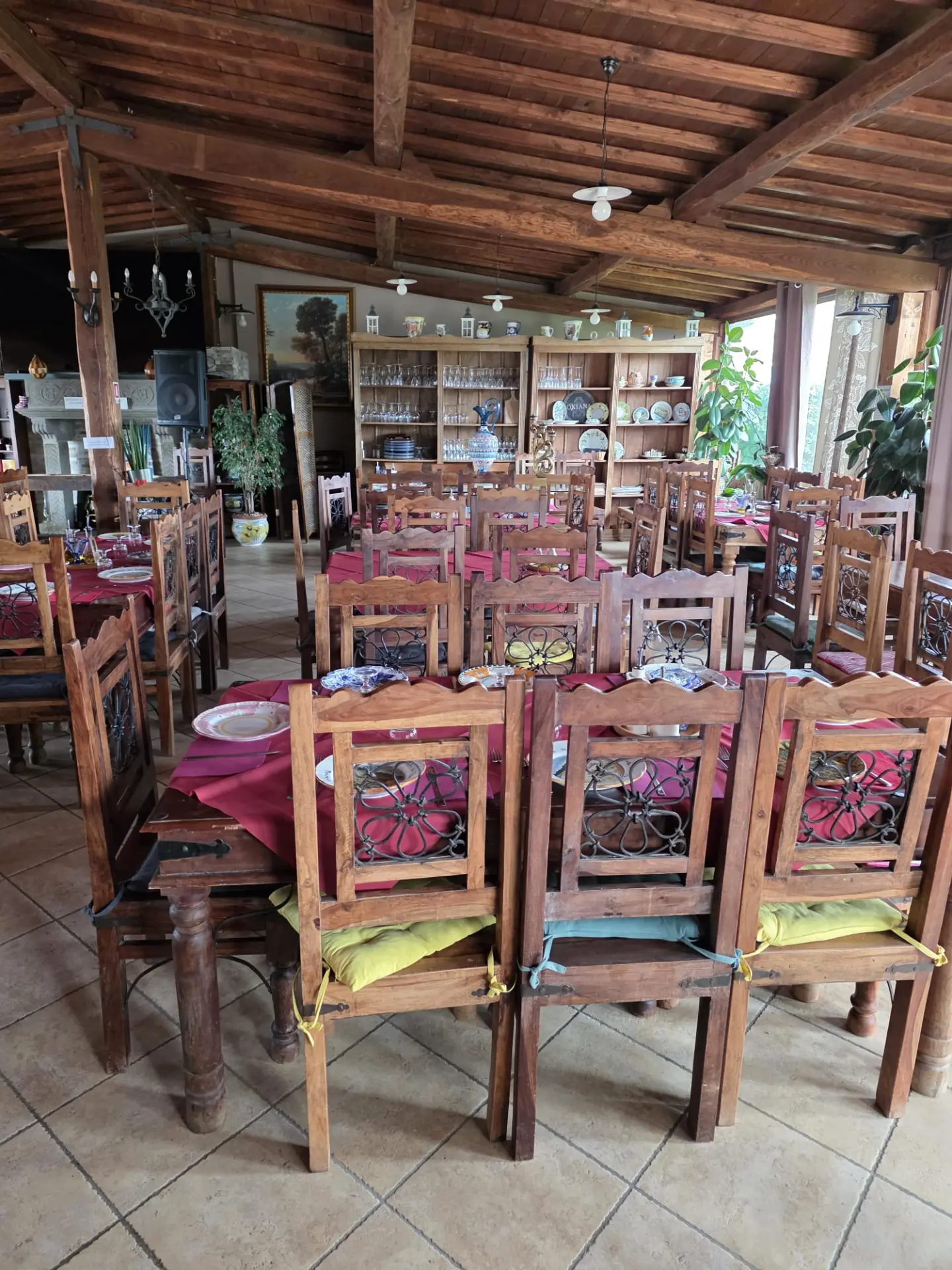 Interno della braceria con arredi rustici in legno