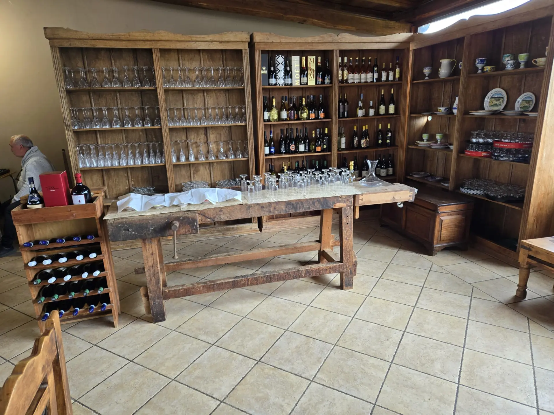 Angolo cantina con bottiglie di vino e bicchieri