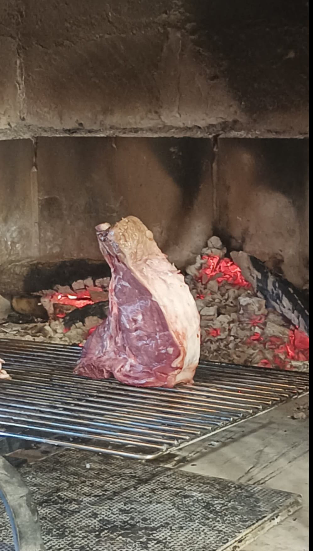 Bistecca cotta in verticale sulla brace ardente