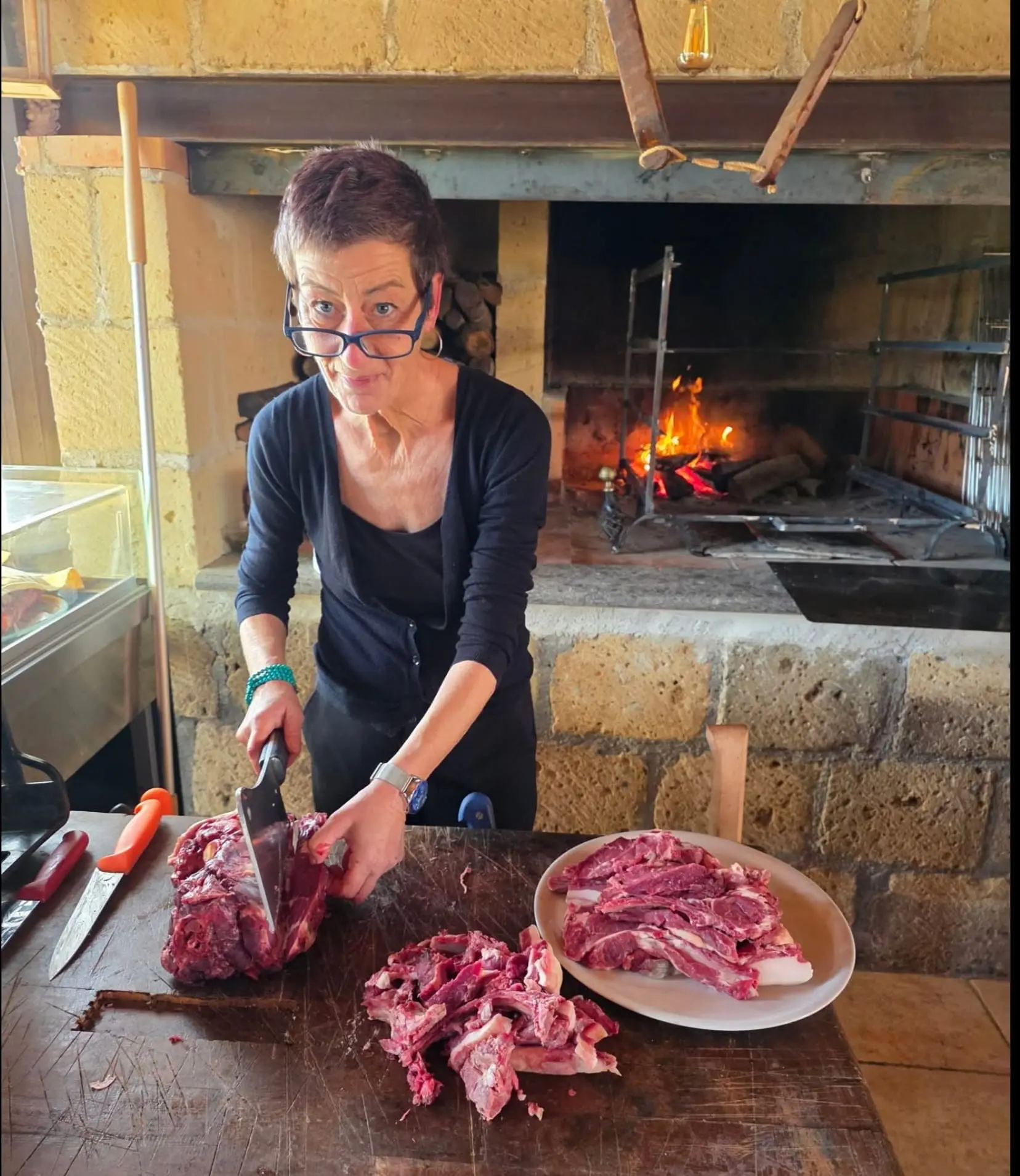 Taglio della carne fresca sul ceppo di legno