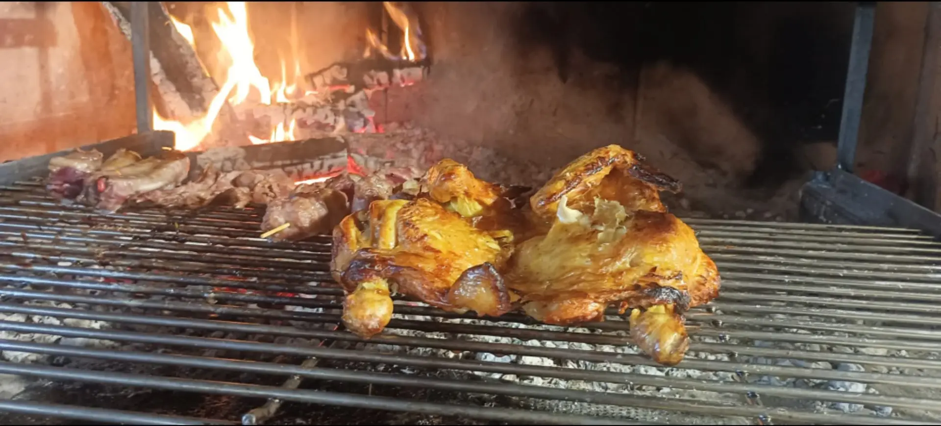 Pollo alla brace sul fuoco vivo