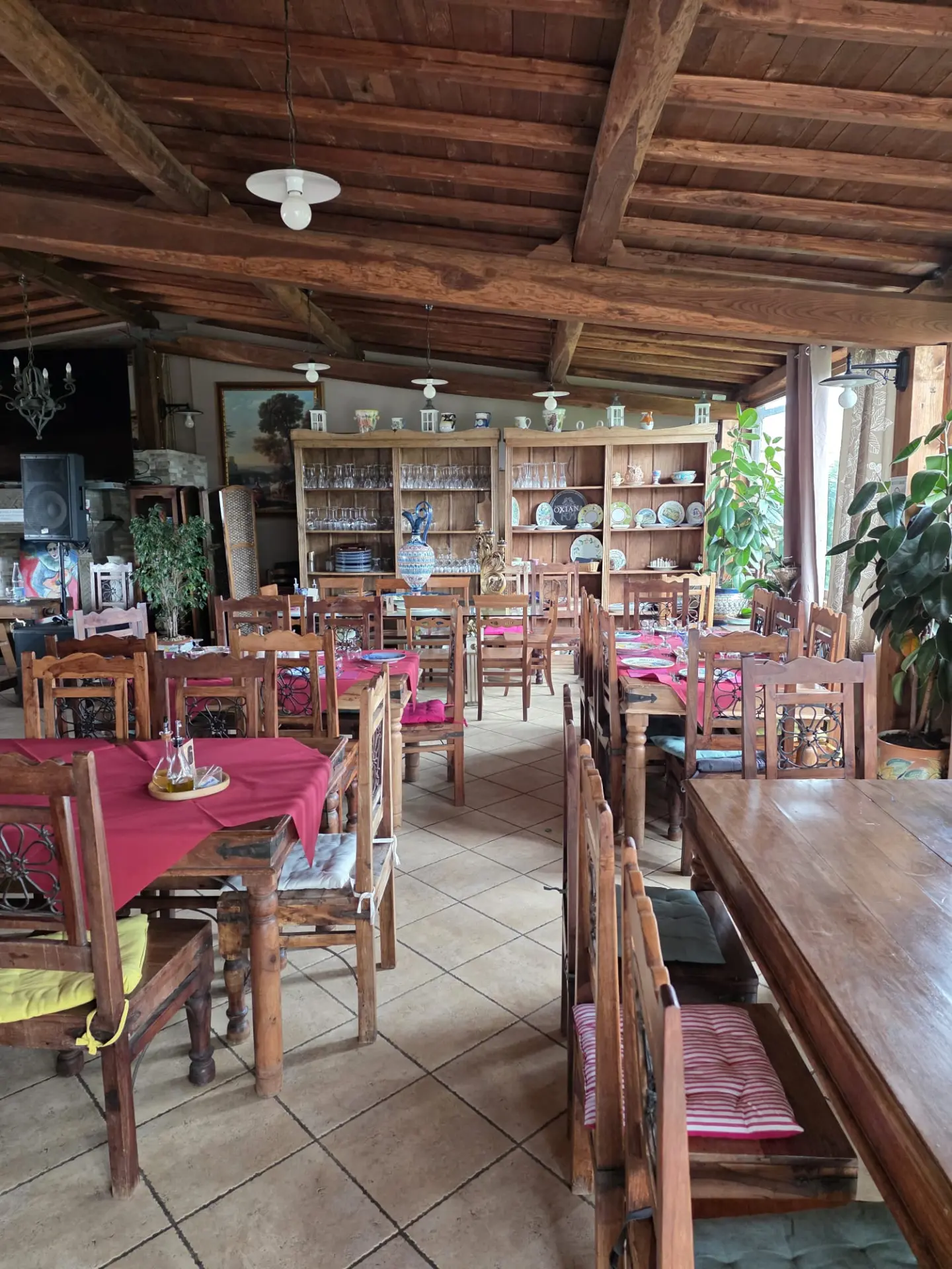 Sala del ristorante con tovaglie rosse