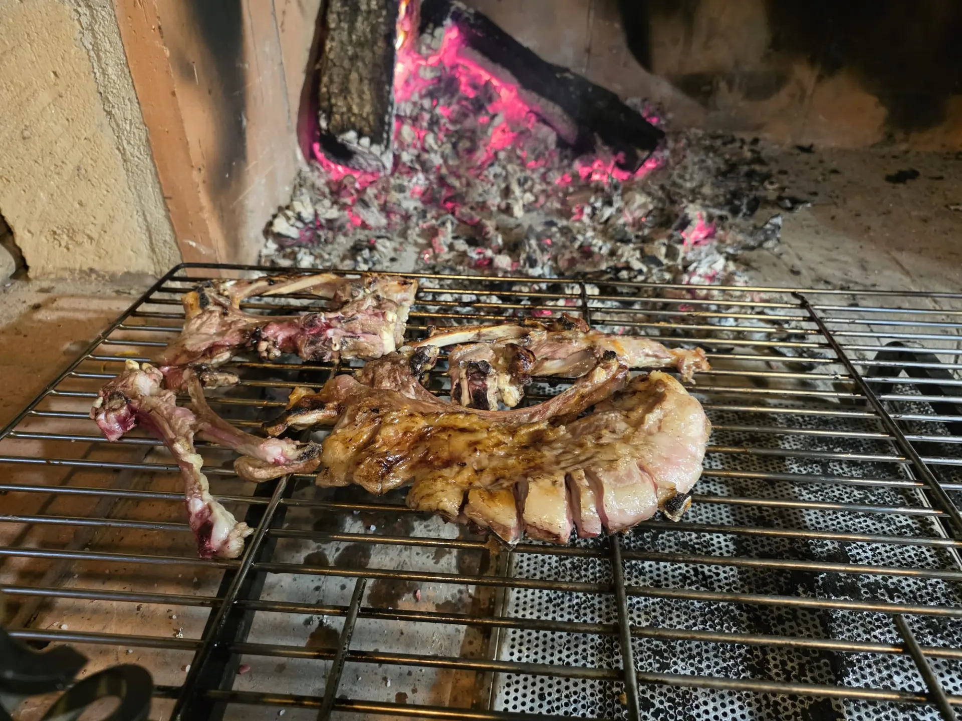 Costolette di agnello dorate sulla griglia